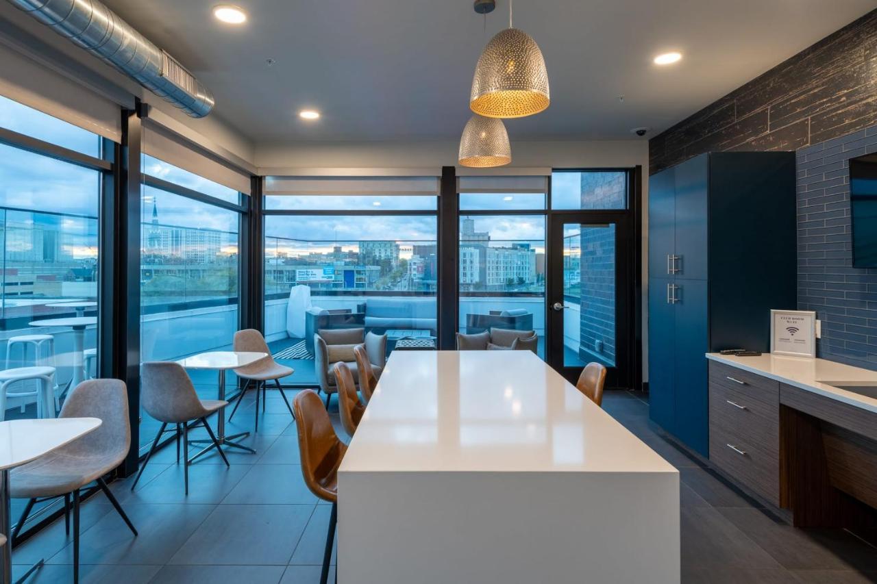 Modern 1Br Apt With Skywalk To Fiserv, Rooftop, And Parking 密尔沃基 外观 照片